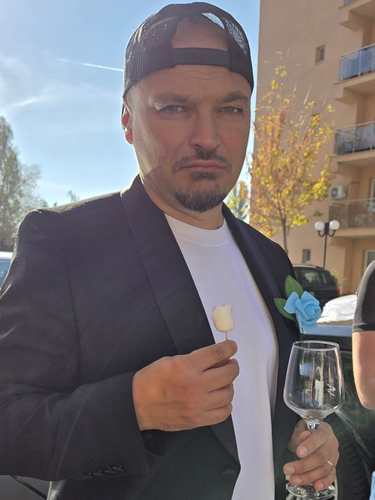 Puya, cea mai bizară ținută de naș de cununie! Sacou, șapca în cap și…