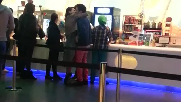 Andrei Badiu si Roxana Sarbu formeaza un cuplu in toata regula! Isi asorteaza tinutele si se saruta in vazul tuturor!