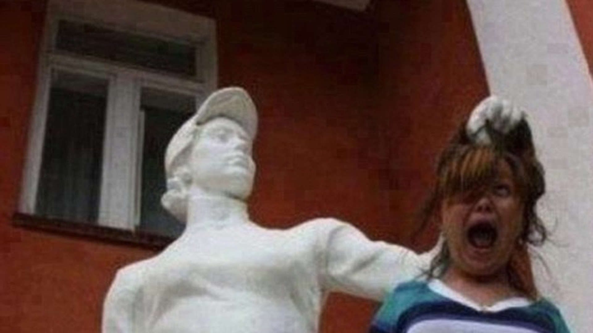 Ai să mori de râs! Cel mai trăsnit curent de pe internet: oameni care se cred atacaţi de statui!