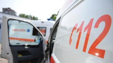 Un băiat de opt ani, din județul Arad, a murit după ce un stâlp de cărămidă a căzut peste el