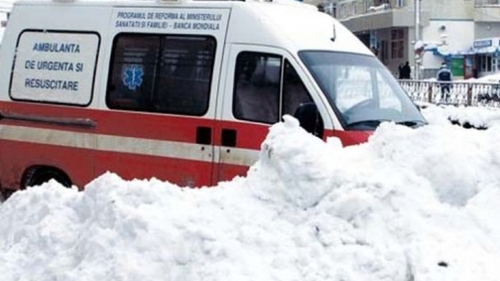 SOCANT! O tânără de 25 de ani a făcut stop cardiac şi a murit. Ambulanţa s-a înzăpezit şi nu a putut ajunge