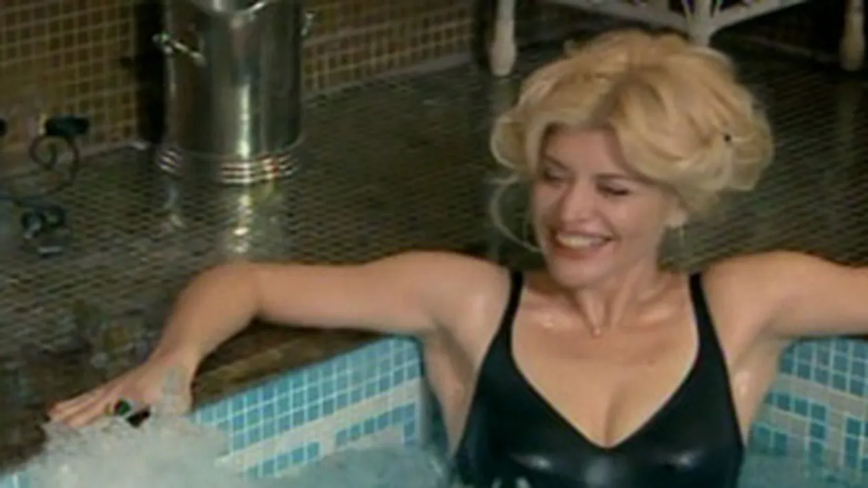 Loredana in costum de baie in jacuzzi! Vezi cum arata la 41 de ani!