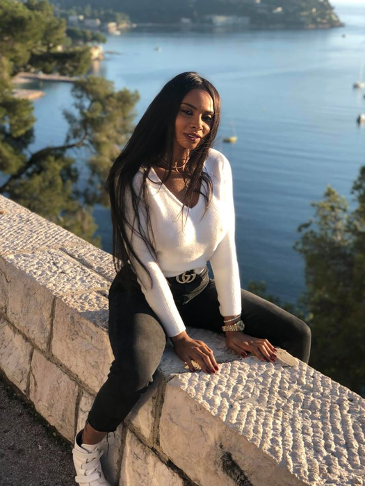 Laurette a încins internetul! Mulatra s-a lăsat fotografiată… topless