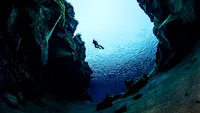 Singura FISURĂ din scoarța terestră! Aici poți înota direct între 2 plăci tectonice. Apa este limpede rău!