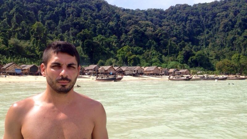 Fostii colegi din Akcent se razboiesc, dar el se relaxeaza! Vezi unde se lafaie Marius Nedelcu si cum s-a pozat la bustul gol!