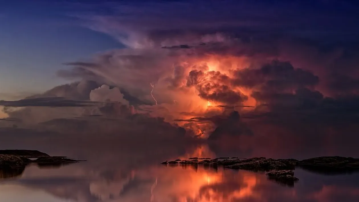 Prognoza meteo 17 iulie: Ploi torențiale însoțite de descărcări electrice