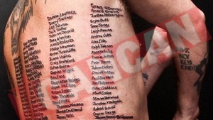 Greu de uitat! Si-a tatuat pe corp numele tuturor soldatilor morti in Afganistan!