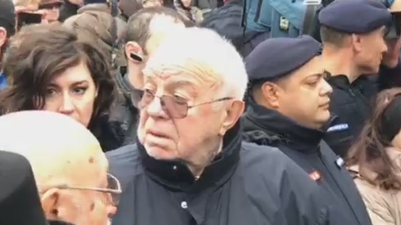 Alexandru Arşinel face totul pentru Stela Popescu! Deşi s-a spus că nu va veni la înmormântare, actorul nu a putut sta acasă. Imagini sfâşietoare! Nu s-a dezlipit nicio clipă de sicriul marii actriţe şi…