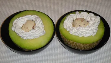 Ioana Maria Moldovan te invata cum sa prepari un desert racoros de vara: pepene galben cu inghetata!