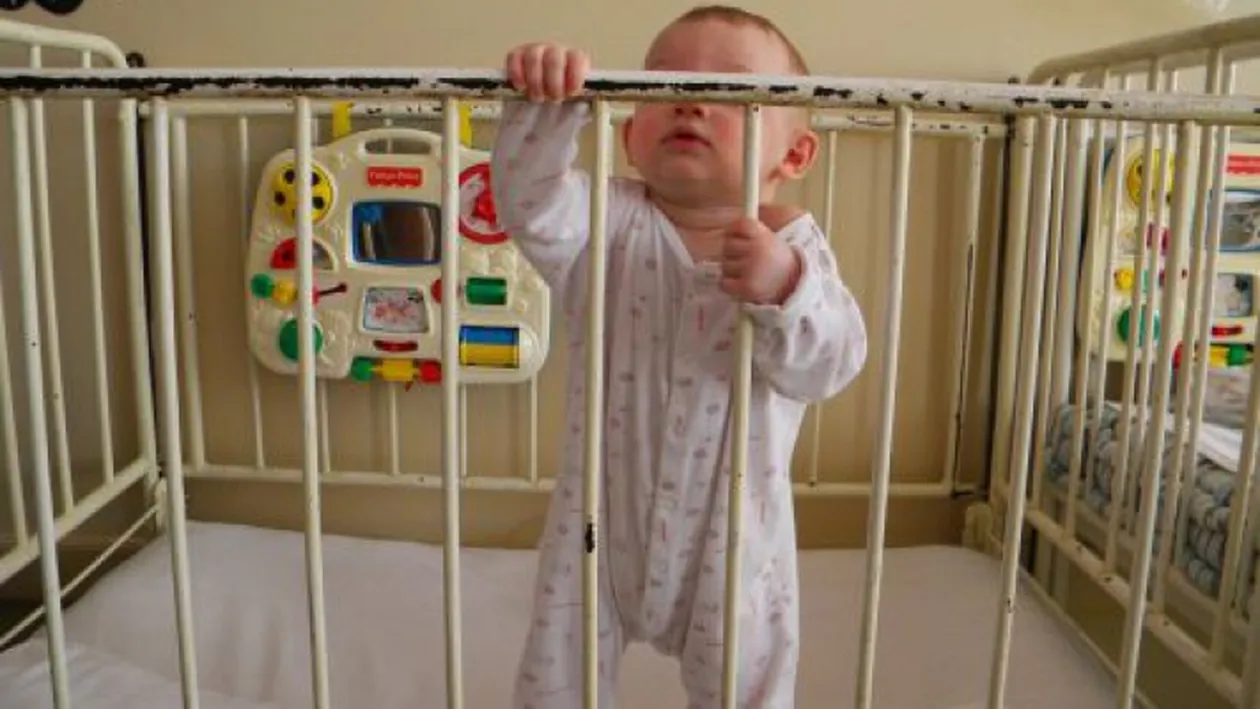 Doi bebeluși au fost abandonați de mamă, în frig, lângă Spitalul Judeșean din Teleorman