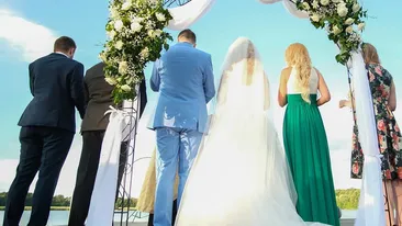 Părăsit în ziua nunții după ce mireasa a dispărut fără urmă, un tânăr curier s-a reîntâlnit cu ea după 5 ani, întâmplător, în timp ce livra un colet