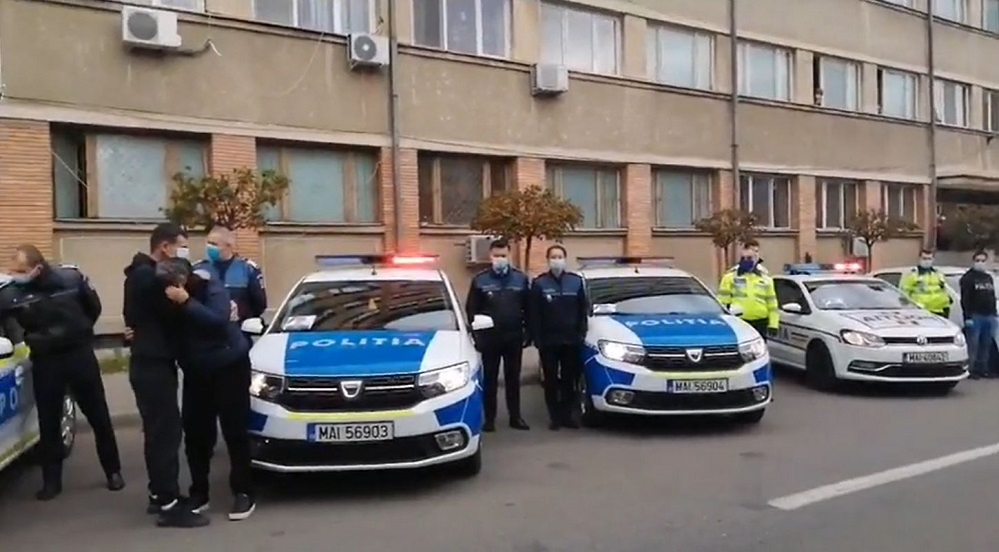 Un polițist din Mehedinți, răpus de infecția cu COVID-19. Imagini cu puternic impact emoțional surprinse la omagiul pe care i l-au adus foștii colegi | VIDEO