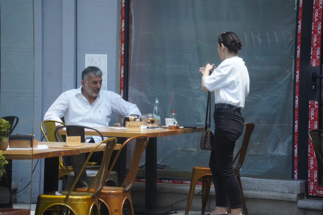 Joseph Hadad, relaxare pe terasă alături de o prietenă / (Sursa: CANCAN.RO)