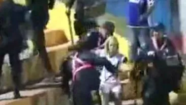 VIDEO Bataie intre fortele de ordine si o...blonda, la un meci de fotbal!