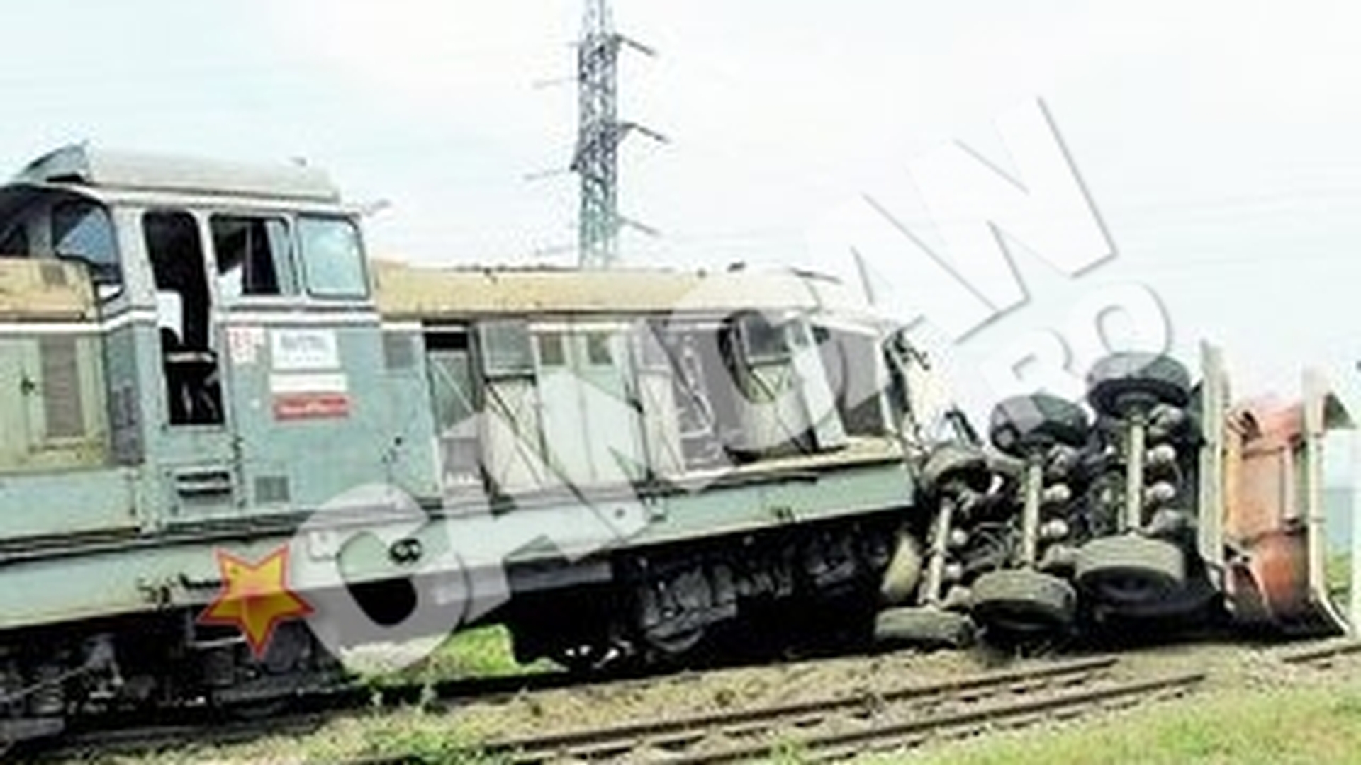 TIR incalecat de o locomotiva. Accident feroviar grav la Galati