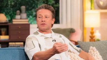 Jamie Oliver și-a întărit măsurile de securitate la proprietatea lui din Essex. Celebrul bucătar s-ar teme după ce o tabără de refugiați a fost ridicată în apropiere de reședința sa