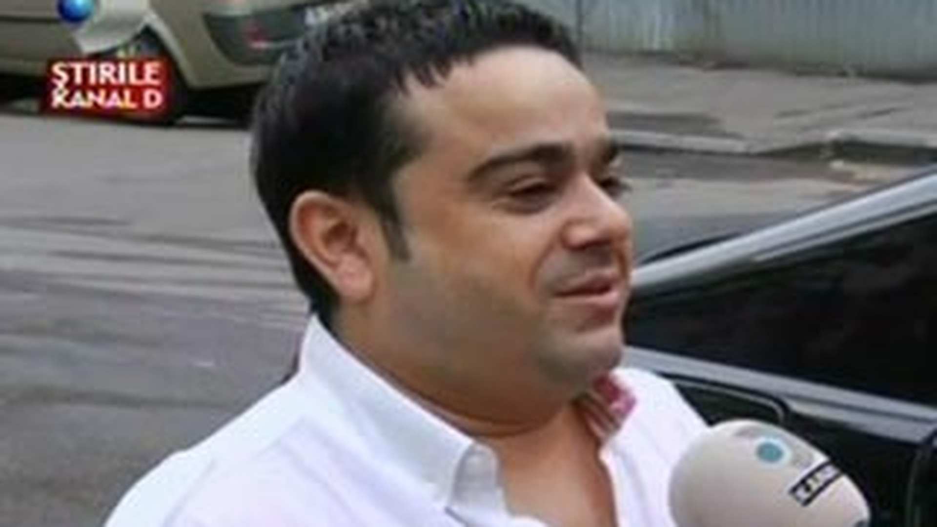 VIDEO Adi Minune, prins in mreje de o fata! Vezi cu ce ocazie i-a daruit un camion de trandafiri!