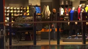 Bogdan Stelea isi cauta din poarta-n poarta echipament sportiv. Degeaba sunt reduceri, nu i-a picat nimic in plasa