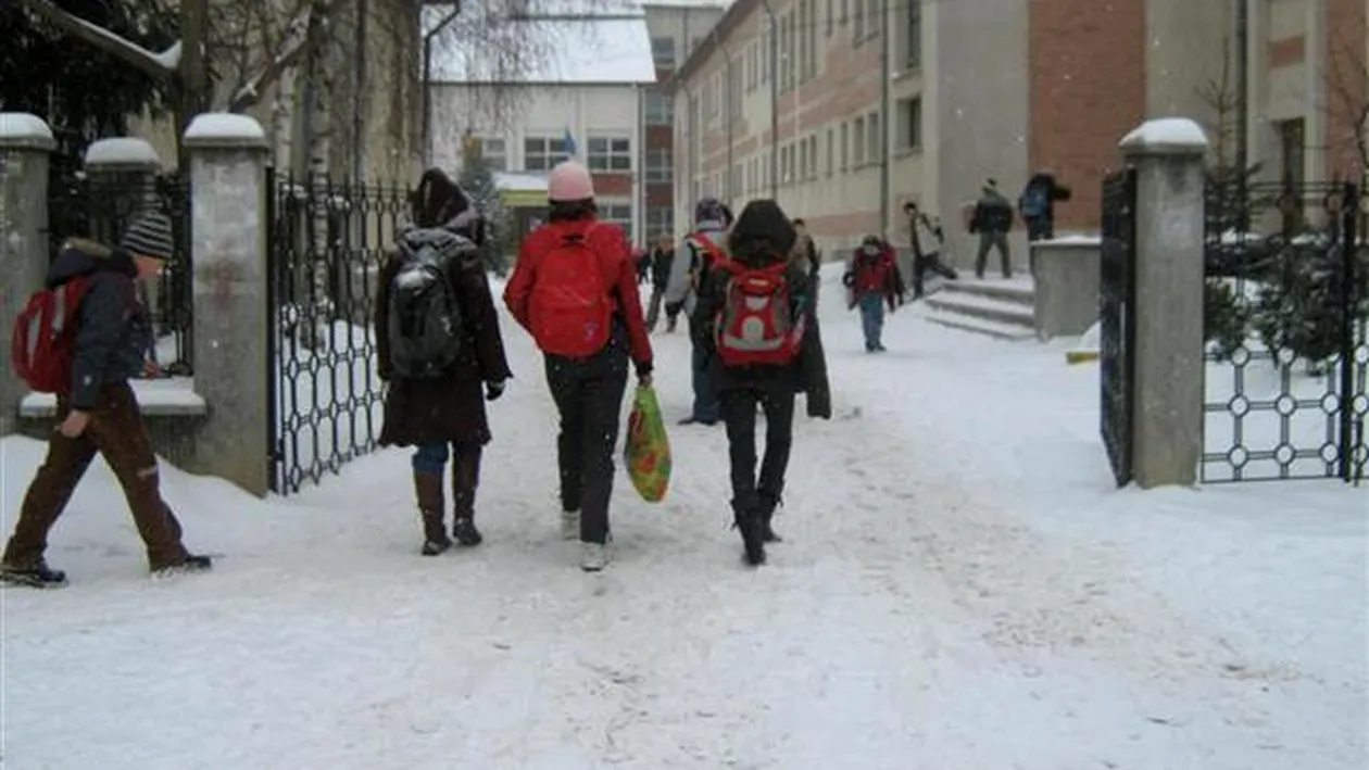 ŞCOLI ÎNCHISE: Elevii din Capitală şi alte patru judeţe nu merg la ore vineri din cauza vremii!