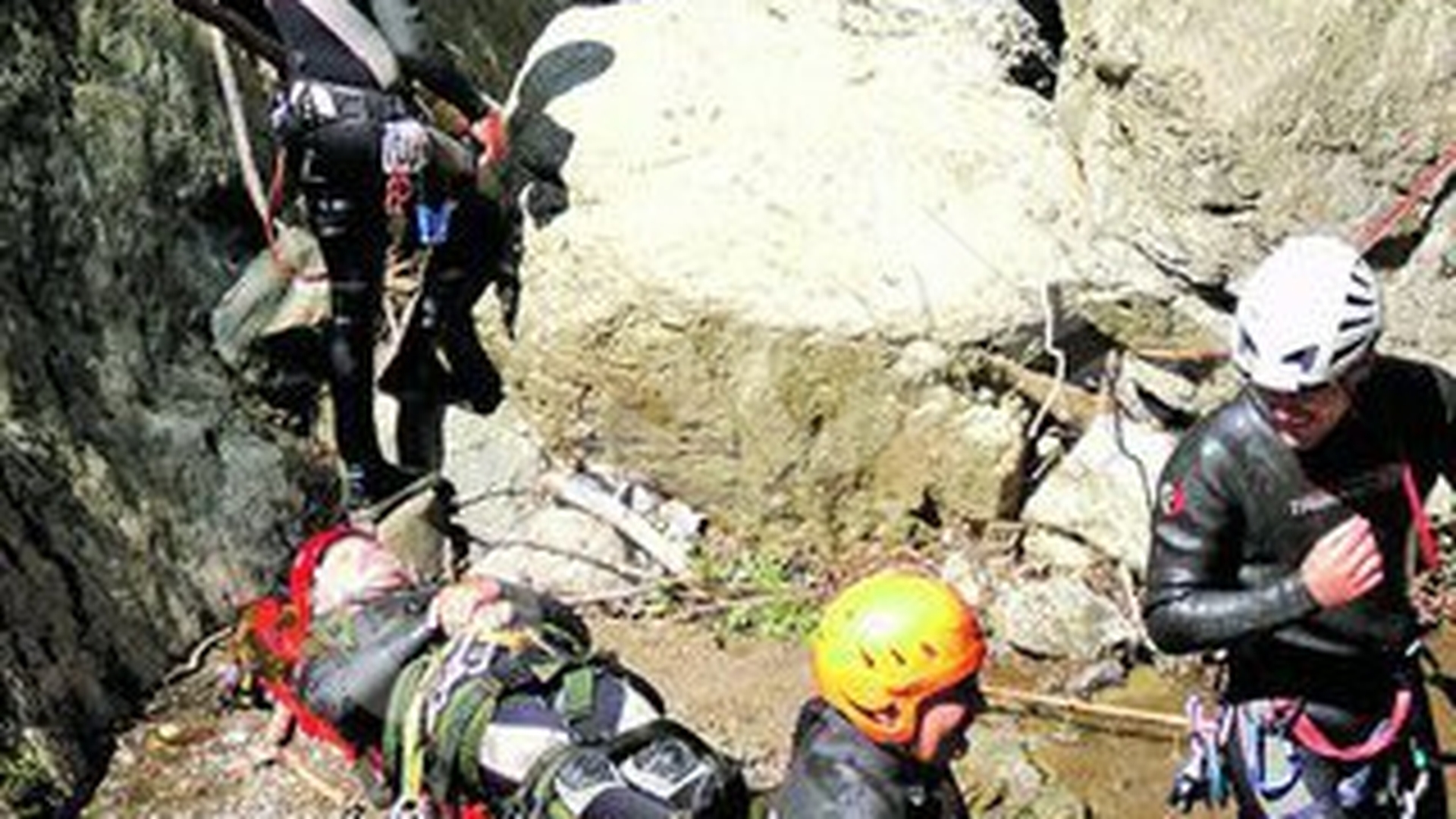 Alpinistii din Arges, dotati de francezi. Au primit echipamente de salvare