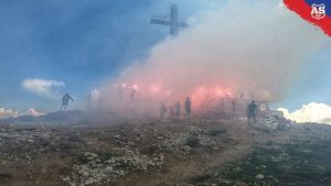 Comemorare sau vandalism? Amenzi după ce mai mulți suporteri au aprins torțe la Crucea Eroilor Caraiman