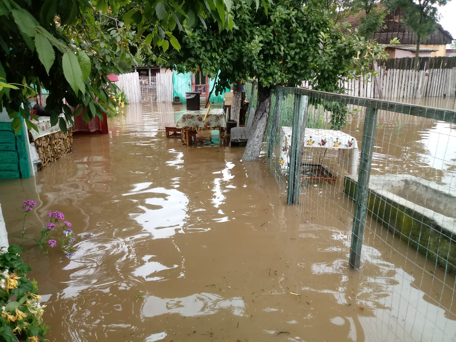 Un număr de 50 de gospodării din Olt sunt sub ape