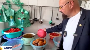 Ce a putut găsi Piedone în bucătăria unui "catering" din București: "Ce pute aici?!"