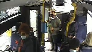 Controlor de bilete, bătut măr în autobuz de un tânăr! Agresorul este căutat de o lună