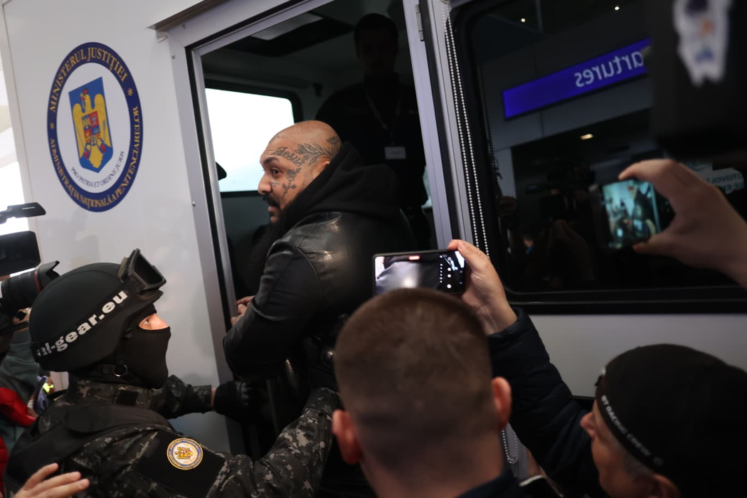 Dani Mocanu și Nando, aduși în cătușe la București! Primele imagini cu manelistul și fratele lui, de pe aeroportul Otopeni
