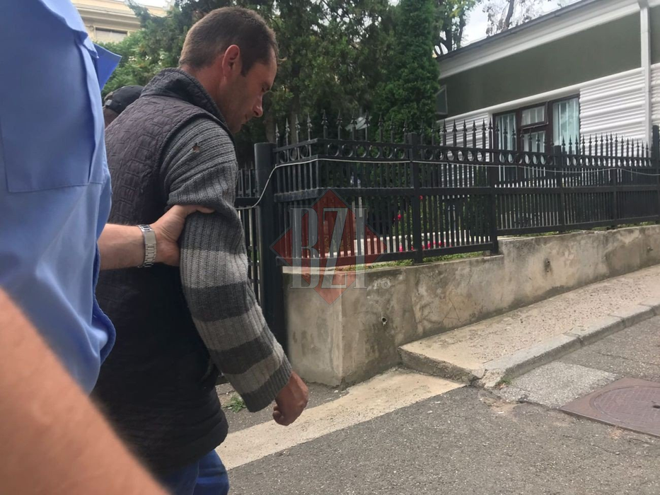 Un bărbat din Iași i-a tăiat stomacul fratelui și s-a făcut nevăzut: „Nu mai e om”
