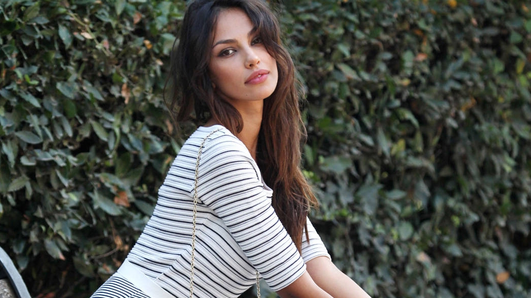 Mădalina Ghenea, cum nu ai mai vazut-o până acum! Şi-a suflecat rochia si s-a suit pe...