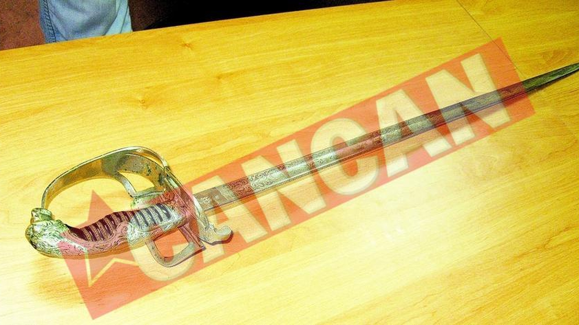 A gasit sabia Regelui Ferdinand in podul casei