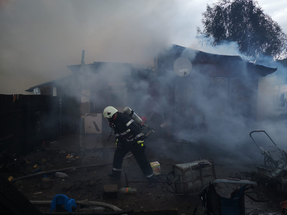Tragedie. O familie din Moinești se zbate între viață și moarte, în urma unui incendiu care le-a ars casa și toată averea.