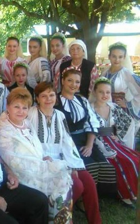 Emilia Bubulac (stânga jos) şi o parte din Ansamblul "Cânt şi Joc". În centru, cu şorţul negru, Adriana Stelea, coregraf