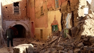 Imaginile durerii vin din Maroc. Oamenii sapă cu mâinile goale printre dărâmături, după cutremurul devastator