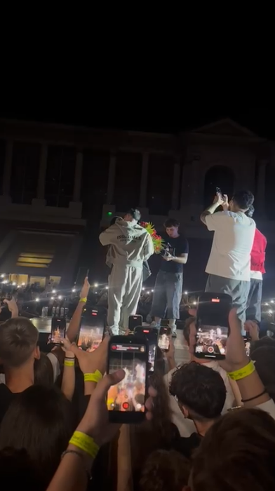A cerut-o de soție pe scenă, în timpul concertului! Fiul lui Costel Biju s-a logodit cu frumoasa Antonia