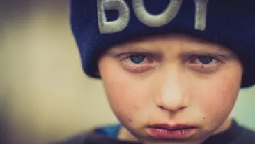 Imagini sfâșietoare cu băiețelul din Botoșani care plânge după adidașii arși în casa mistuită de flăcări