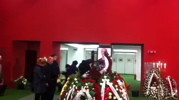 Imagini sfasietoare! Mama lui Serban Ionescu, luata pe brate de prietene de la capataiul fiului mort!