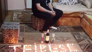 "TE IBESC". Un tânăr din Iași a vrut să își impresioneze iubita de Ziua Îndrăgostiților, dar a uitat litera "u". Ce s-a întâmplat, de fapt