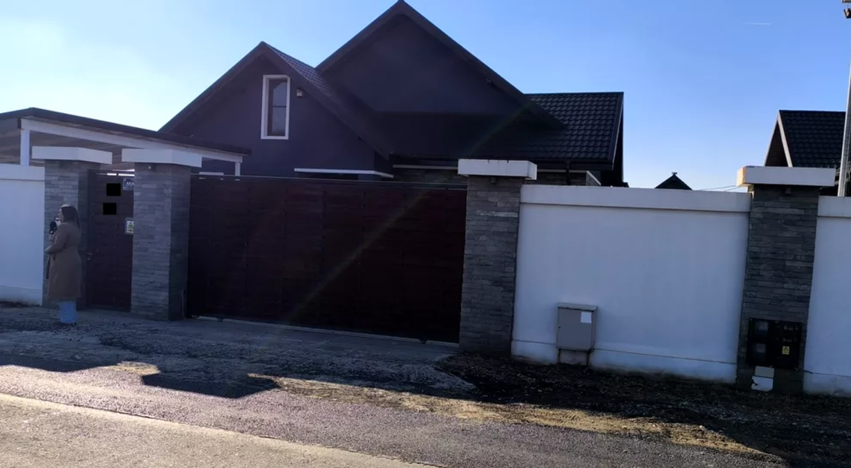 Vila din Izvorani care a devenit sediu de campanie pentru Călin Georgescu / Foto: Fanatik.ro