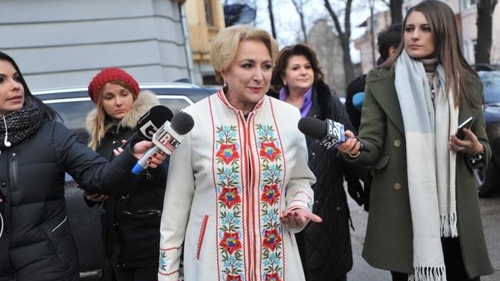 Cât costă celebrul palton alb al premierului Viorica Dăncilă! Nu oricine îşi permite o asemenea haină de designer