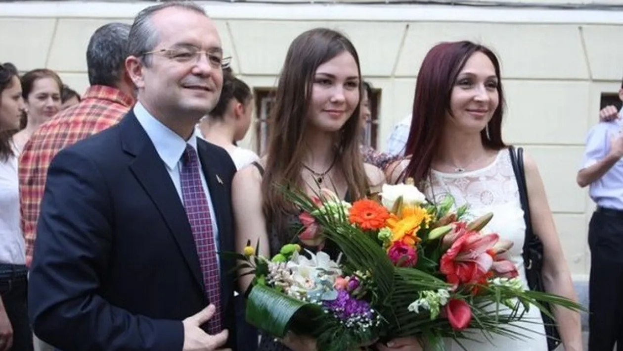 Il ia cu frig, il ia cu cald, il ia pe sus? Emil Boc il va cunoaste astazi pe iubitul fetei lui chiar la aniversarea ei!