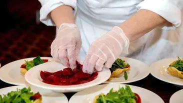 Ce salariu are un ajutor de bucătar de la cantina Senatului? La cât ajunge cu prime și bonuri