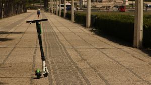 Se schimbă legea pentru românii cu trotinete electrice. Cu ce amenzi se pot alege