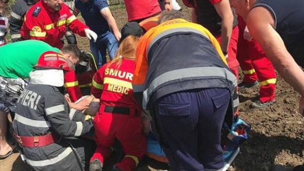Cei trei bărbați din Timiș, căzuți în fântâna pe care încercau să o curețe, au murit