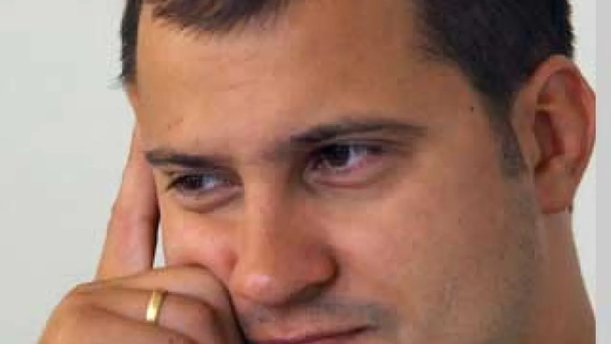 Iese iar la evenimente mondene, dar sta ascuns. Serban Huidu a fost aplaudat minute in sir fara sa-l vada cineva la fata