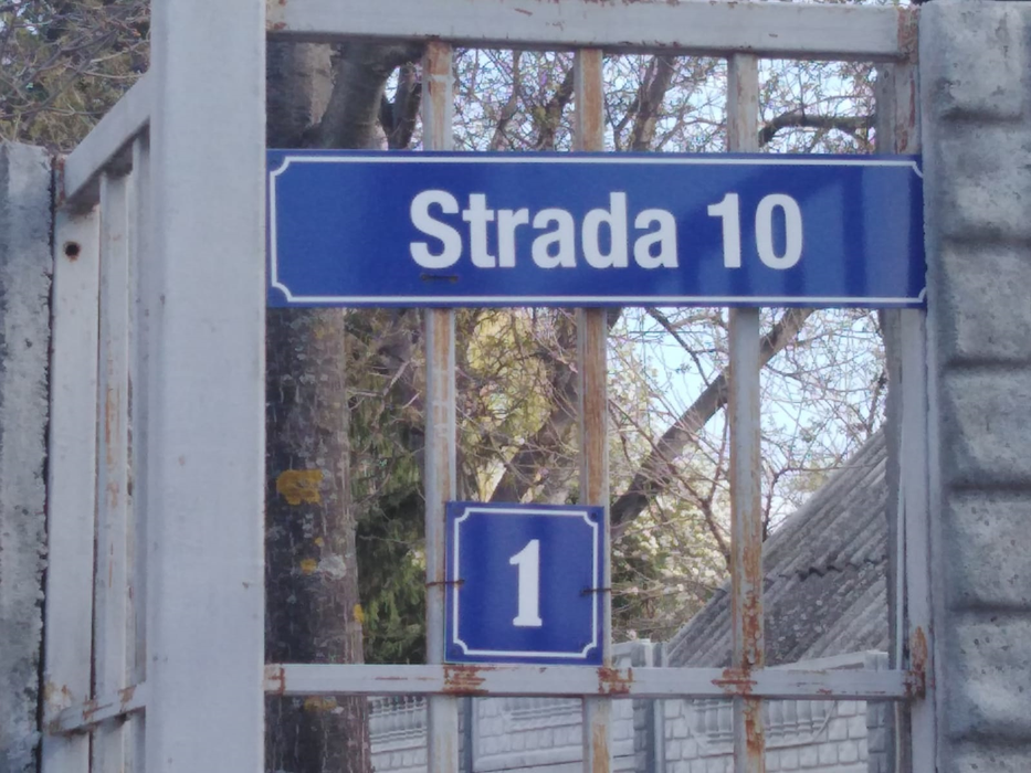 Primăria e pe Strada 10, la nr. 1