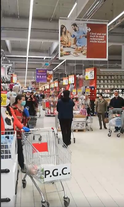 Piele de găină! Clienții dintr-un supermarket au cântat “Hristos a Înviat” în timp ce stăteau la coadă. În ce oraș din România s-a întâmplat | VIDEO