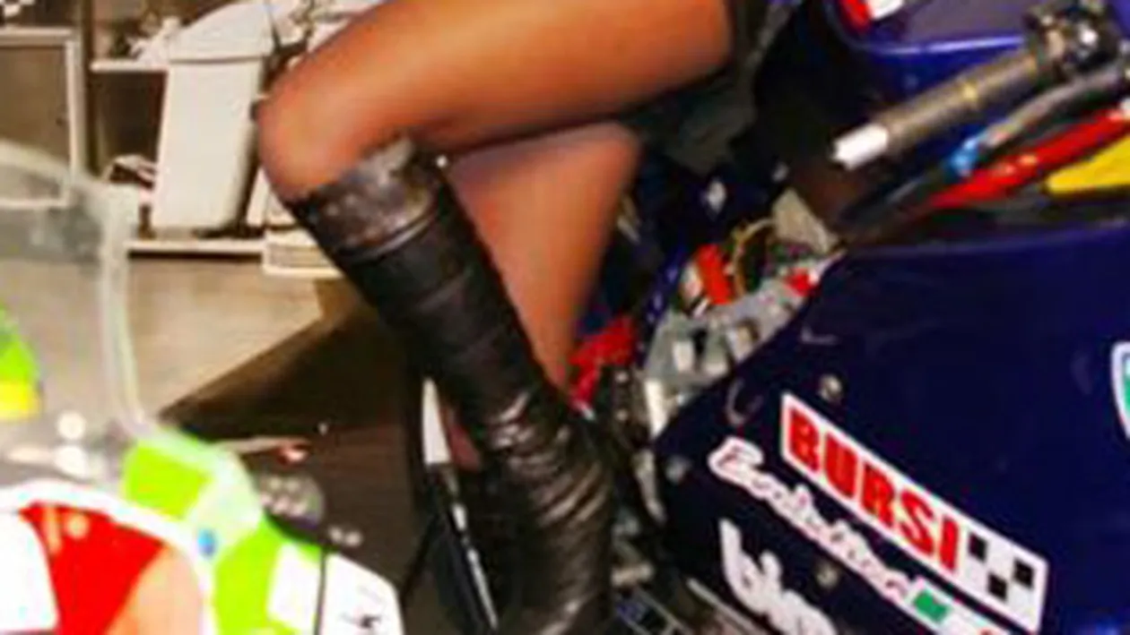 A ajuns celebra in toata tara dansand aproape dezbracata in barul unde este barmanita! Romanca Lory, spaima italiencelor, s-a dezbracat pentru un calendar! Vezi de ce o urasc nevestele din Peninsula!