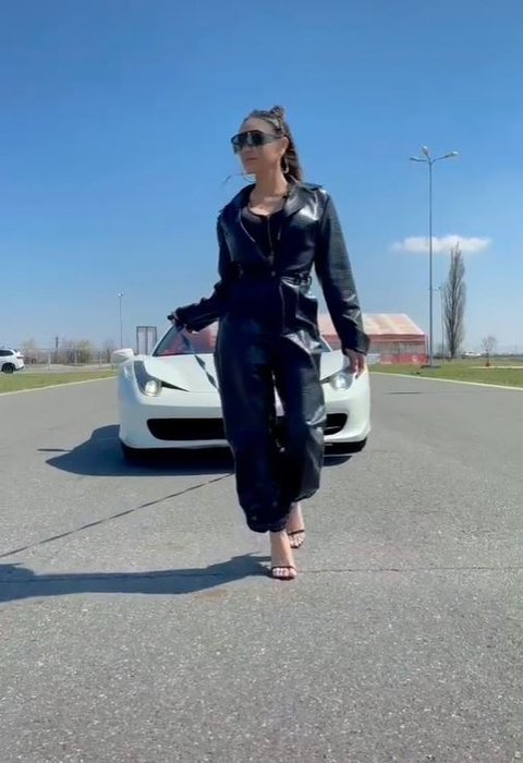 Karmen, criticată dur după ce s-a afișat cu Ferrari-ul 458 Spider, pe care tatăl său îl deține: “Lasă-ne cu superlativul / Ideea e copiată” | VIDEO